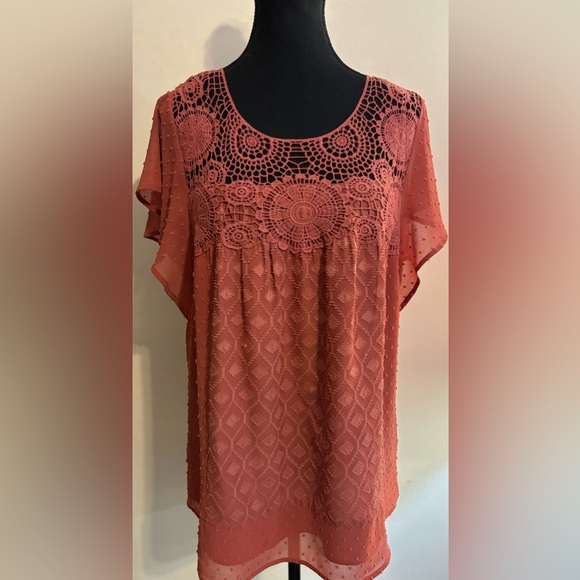 daneil rainn Tops - Daniel Rainn crochet lace print flutter sleeve Amaranth red. Size Large